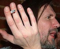 Baušķeniekam ir 18 gadus jaunāka draudzene