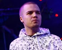 VALTERS četros no rīta nogriež matus