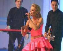 Jenny May tikusi pie tetovējuma