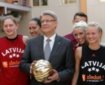 Latvijas izlases basketbolistes pirms atbildīgām spēlēm neskujas