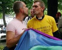 Homofobi piekauj Māri Santu