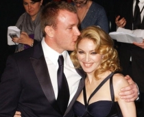Madonna piekritusi Ziemassvētkus pavadīt ar Gaju Ričiju