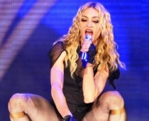 Madonna Riodeženeiro koncerta laikā nokritusi