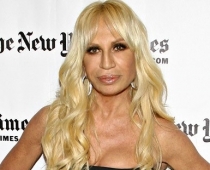 Modes dizainere vai pludmales zombijs? - Donatella Versače bikini
