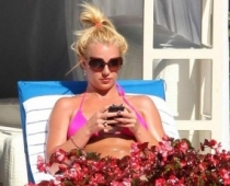 Britnija Spīrsa koši rozā bikini FOTOREPORTĀŽA