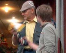 TB/LNNK deputāts pērk alkoholu nepilngadīgajiem (paparaci FOTO)