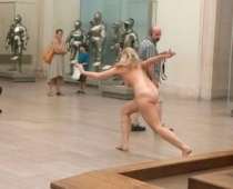 Policija arestē kailu sievieti, kas skraidījusi pa muzeja telpām (paparaci FOTO)